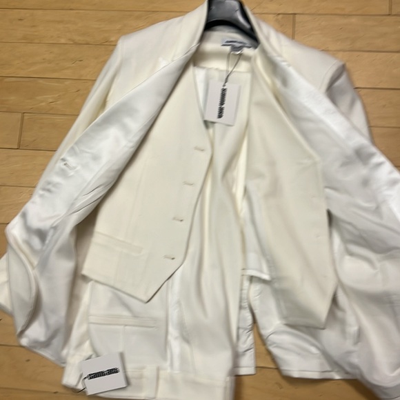 Saint Art NY 3 PIECE WHITE TUXEDO
M - Picture 10 of 14